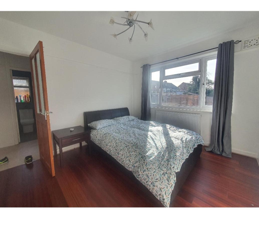 Ritzs Place Northolt  Екстер'єр фото