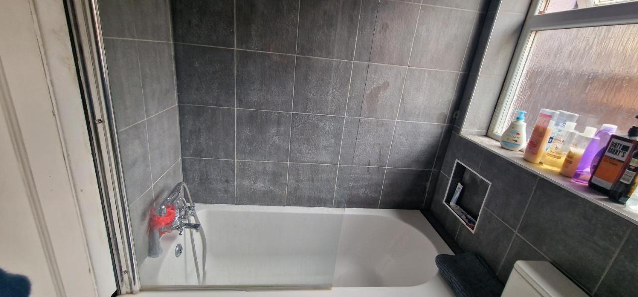 Ritzs Place Northolt  Екстер'єр фото