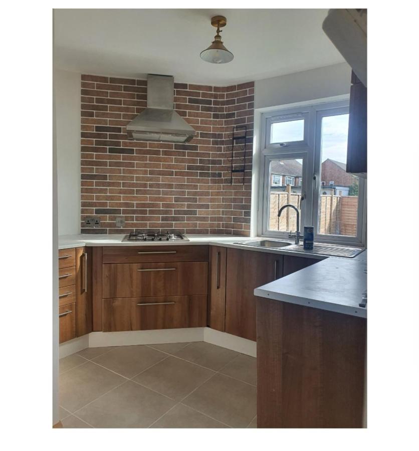 Ritzs Place Northolt  Екстер'єр фото